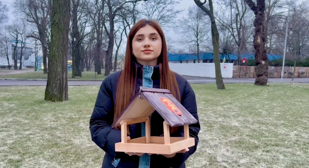 Розвішування годівничок для птахів у парку Металургів